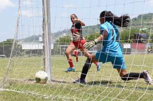 La delantera &lsquo;cementera&rsquo; Giannina Lattangio (izq.) convierte el sexto gol a Grupo 7. Foto: Karly Torres