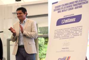 Freddy Muñoz, viceministro del Agua, sucribió la firma del acuerdo.