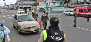 Polic&iacute;a, ej&eacute;rcito y agentes de tr&aacute;nsito controlan la circulaci&oacute;n restringida en Guayaquil  
