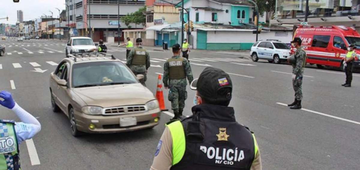 Polic&iacute;a, ej&eacute;rcito y agentes de tr&aacute;nsito controlan la circulaci&oacute;n restringida en Guayaquil  
