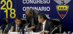 Carlos Villac&iacute;s (izq.), presidente de la FEF, conversa con miembros del directorio durante el Congreso del F&uacute;tbol.