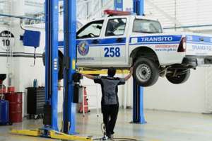 En un taller de Induauto, ubicado en Los Ceibos, los carros reciben una minuciosa revisi&oacute;n de los motores y otros elementos mediante el uso de artefactos digitales y mano de obra. Foto: Jos&eacute; Mor&aacute;n | El Tel&eacute;grafo