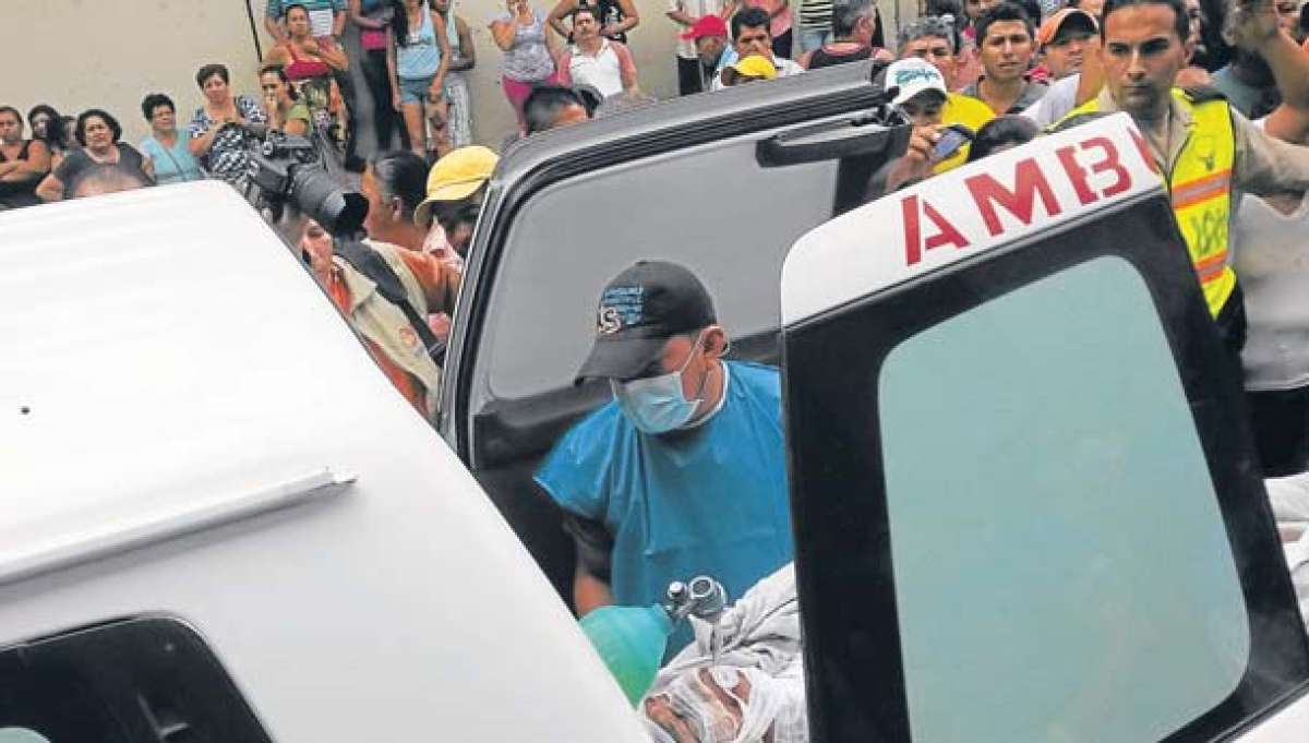 Los heridos por la fuga del qu&iacute;mico la ma&ntilde;ana de ayer en el puerto de Manta fueron llevados a hospitales locales. Cinco est&aacute;n graves. William Orellana.