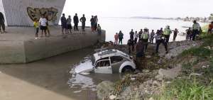 Ancianos fueron rescatados de un veh&iacute;culo que cay&oacute; al r&iacute;o en Dur&aacute;n