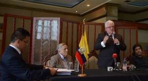 El ministro de Defensa, Fernando Cordero, fue el encargado de entregar la documentaci&oacute;n a los familiares del fallecido gobernante. FOTO: Jos&eacute; Mor&aacute;n/El Tel&eacute;grafo