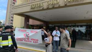 La agrupaci&oacute;n social Ecuador Decide solicit&oacute; ayer en los exteriores del hotel Oro Verde de Manta que no se firme un TLC con Europa. Foto: Carina Acosta |  El Tel&eacute;grafo