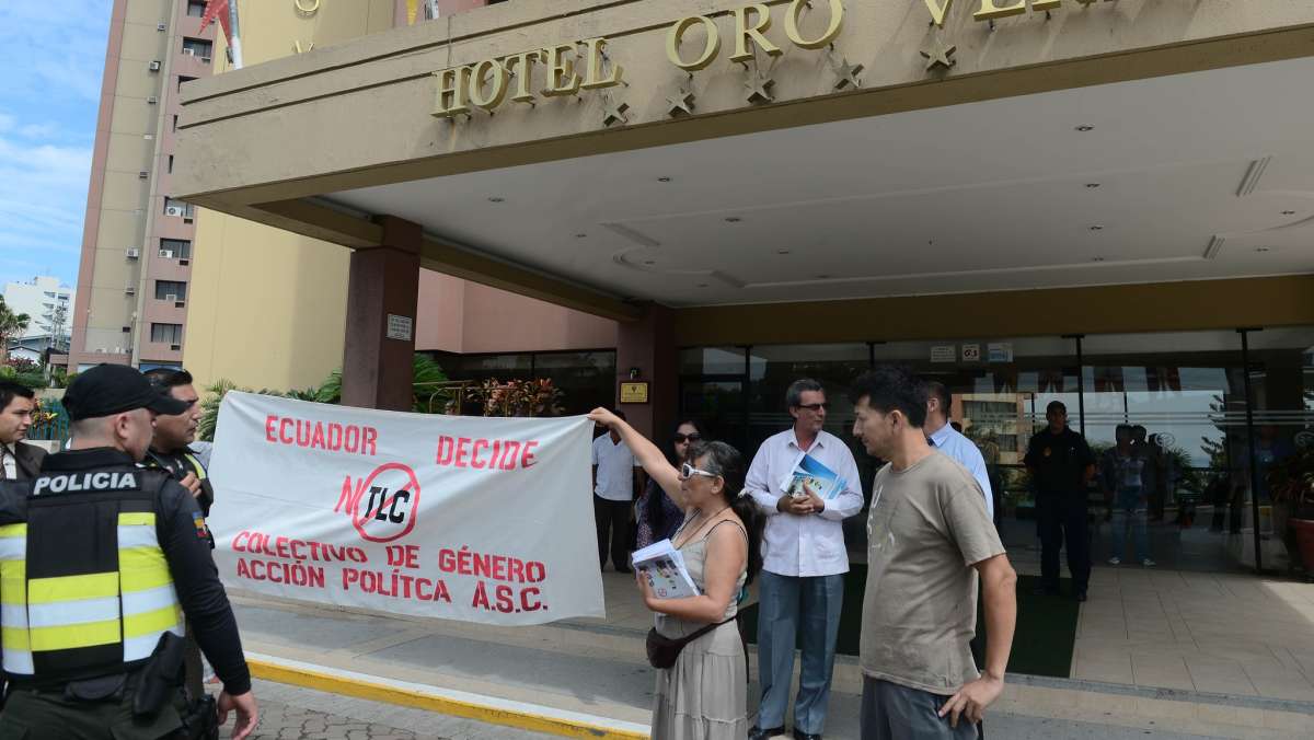 La agrupaci&oacute;n social Ecuador Decide solicit&oacute; ayer en los exteriores del hotel Oro Verde de Manta que no se firme un TLC con Europa. Foto: Carina Acosta |  El Tel&eacute;grafo