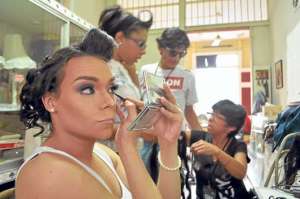Maquillarse adecuadamente es una de las virtudes de las chicas trans, aunque en realidad ellas quieren tener cuerpo de mujer, por ello han recurrido a las hormonas y hasta piensan someterse a operaciones. Foto: Daniel Huertas.