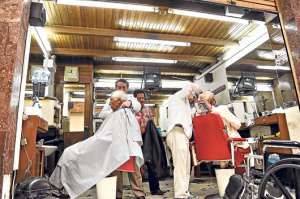 El ritual del corte de pelo no desaparece (Portafolio Gr&aacute;fico)