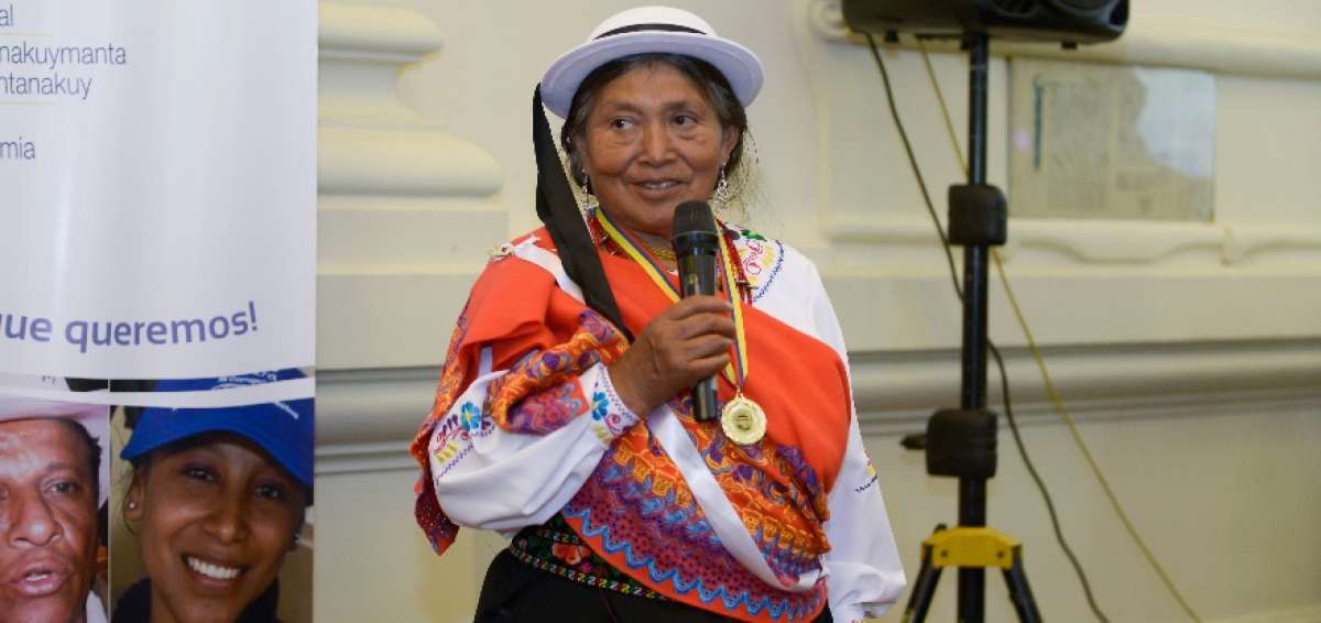 Ana Mar&iacute;a Guacho, activista ind&iacute;gena y compa&ntilde;era de lucha de Tr&aacute;nsito Amagua&ntilde;a, expuso su trabajo y agradeci&oacute; por el reconocimiento.
