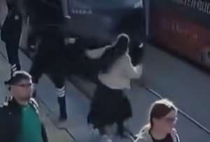 Una mujer estuvo a punto de caer a las vías del tren.
