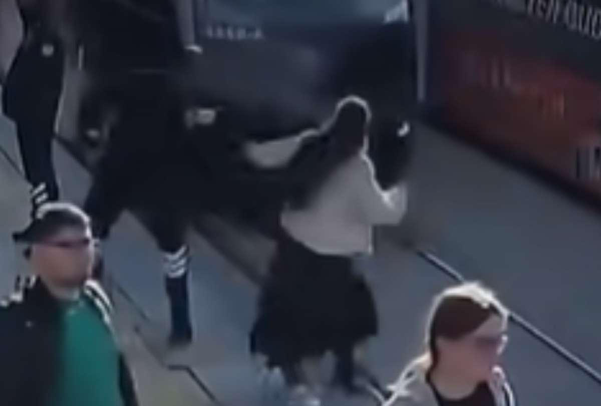 Una mujer estuvo a punto de caer a las vías del tren.