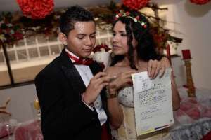 Diane y Nicol&aacute;s registraron su uni&oacute;n de hecho en Guayaquil. Foto: Karly Torres / El Tel&eacute;grafo