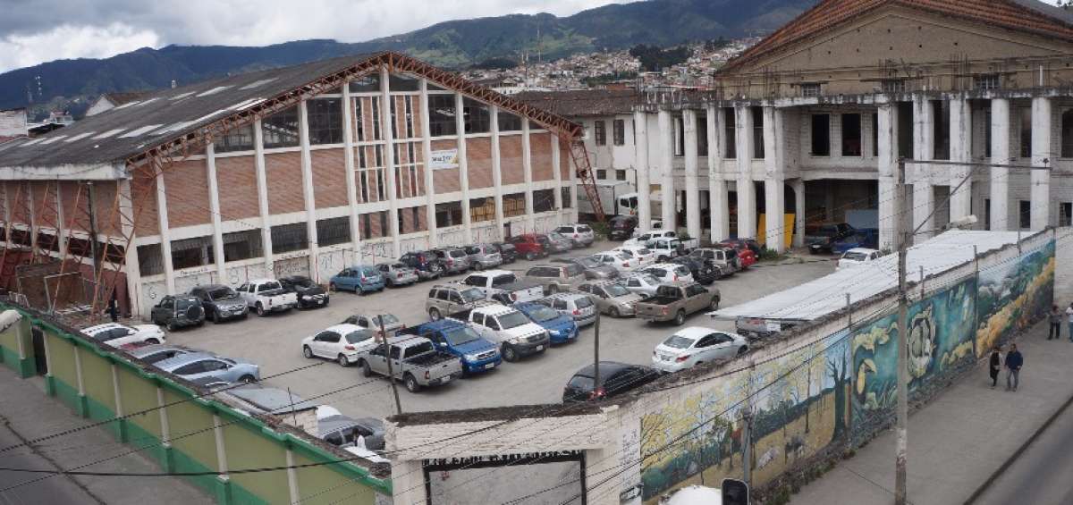 En el Teatro Bol&iacute;var de Loja, ubicado en la calle Bernardo Valdiviezo, tambi&eacute;n funciona la Casona.