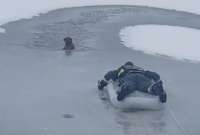 Este bombero rescato no una, sino dos veces al mismo perro de este lago congelado.