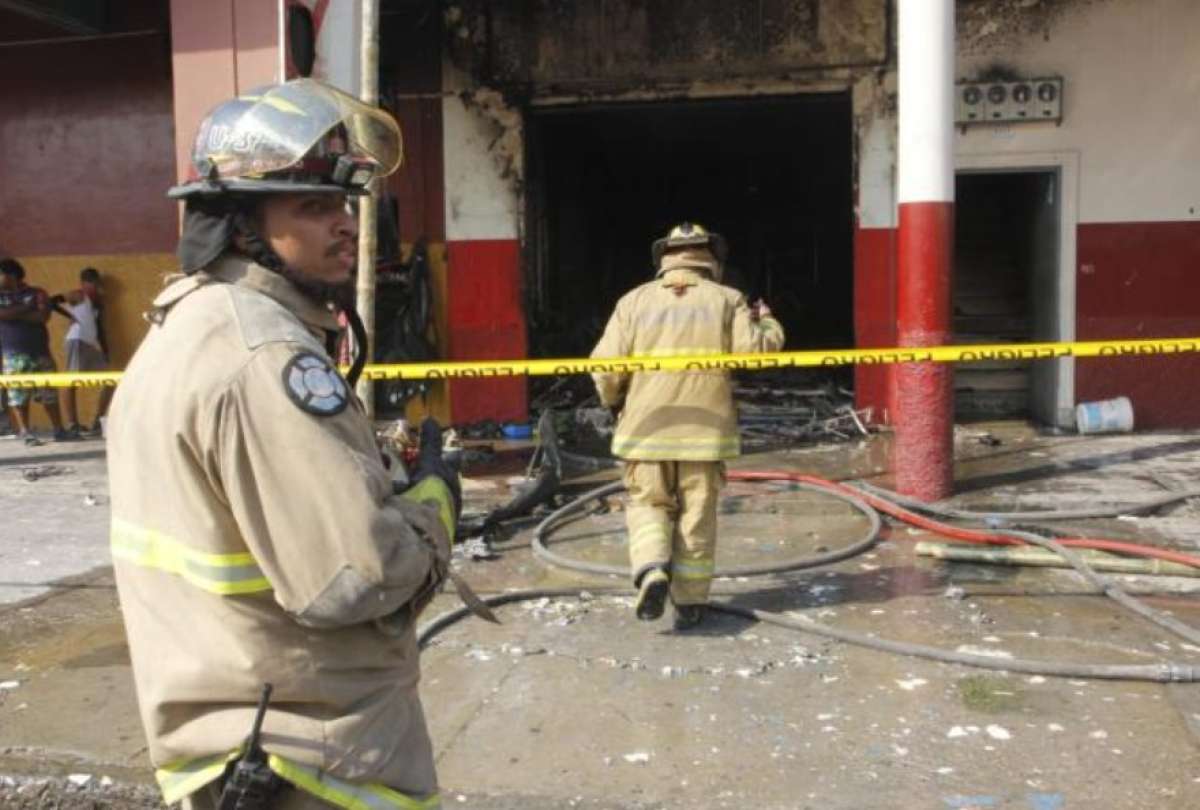 Bomberos controlaron el incendio en un local del centro de Guayaquil.