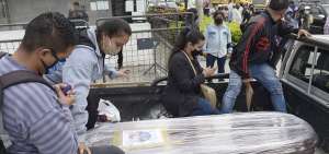 Las familias acuden al Departamento de Criminal&iacute;stica para llevarse los restos mortales con identidad confirmada.
