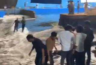 Un tanque de agua estalló en un set de grabación de una película de India. 