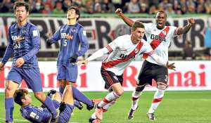 Un doble cabezazo en el &aacute;rea del Sanfrecce determin&oacute; el &uacute;nico gol de River y del partido. El autor fue Lucas Alario (c), que festeja cerca de Balanta (derecha). Foto: AFP