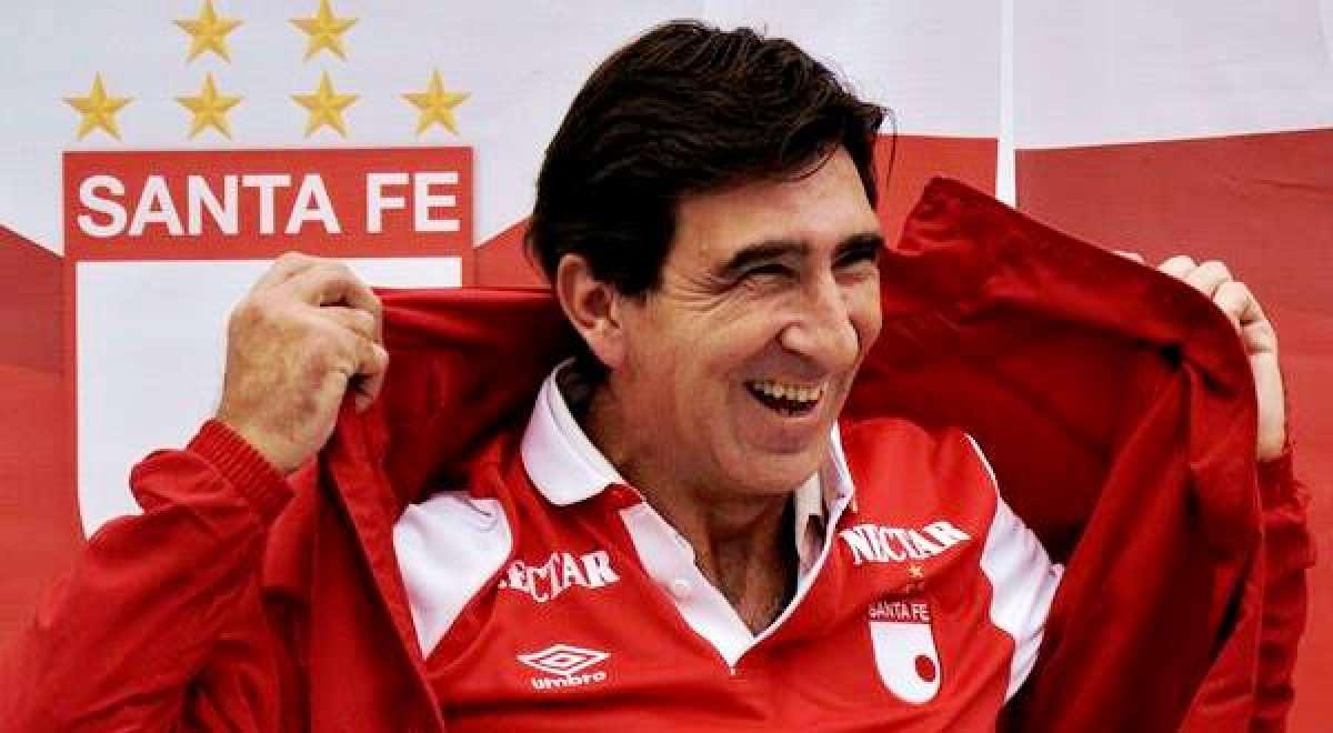 El t&eacute;cnico argentino, vistiendo la camiseta del Independiente Santa F&eacute;. Foto: Tomada de @IndSantaFeCO