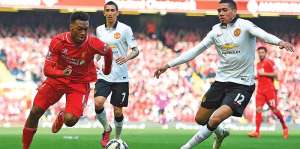 Daniel Sturridge (i) pelea la pelota con el defensa Chris Smalling (d), del Manchester United (ayer), en Anfield. Foto: Afp