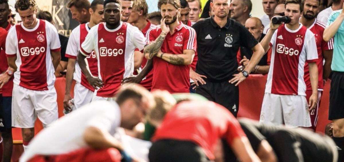 Jugador del Ajax en coma inducido tras desplomarse en amistoso ante Werder Bremen