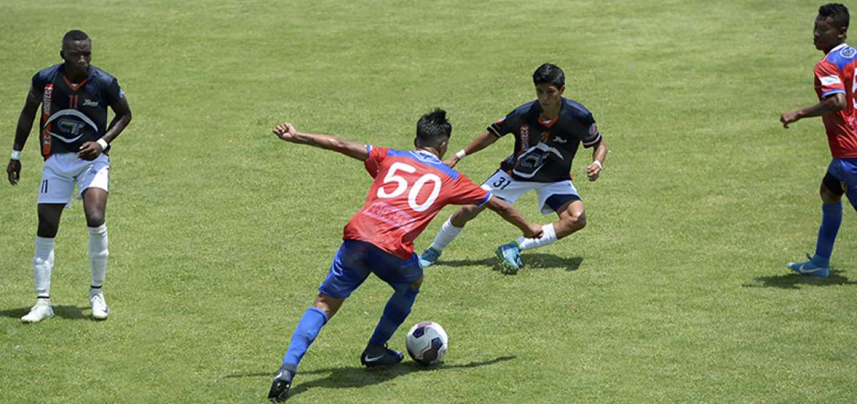El partido entre Insutec (azules) de Quevedo y Everest se jug&oacute; en el estadio de Fertisa. El primer tanto del encuentro y de la Copa Ecuador fue obra de Ricardo Llorente (31) del equipo campe&oacute;n de la provincia de Los R&iacute;os.
