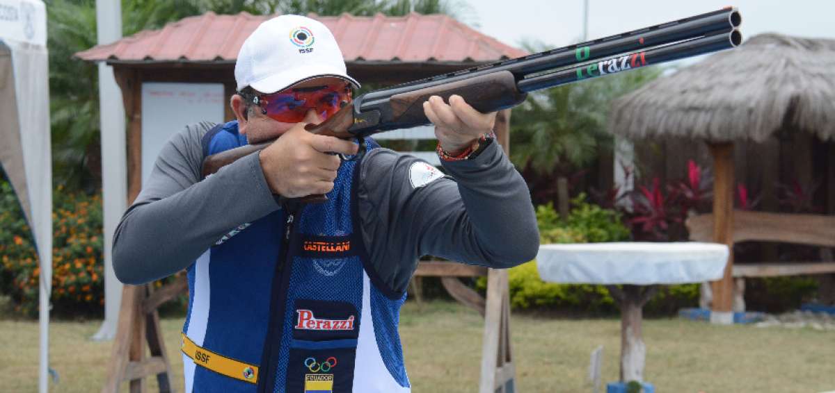 La especialidad del manabita es el tiro al plato con escopeta. En esta modalidad, el deportista debe eliminar 75 platos en eliminatorias.