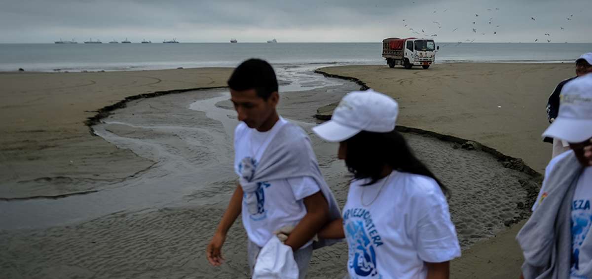 Estudiantes secundarios participaron en la limpieza de las playas Tarqui y Los Esteros en Manta, en la conmemoraci&oacute;n mundial de los oc&eacute;anos.