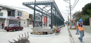 La construcci&oacute;n de las paradas de la Metrov&iacute;a en la calle Venezuela, as&iacute; como la delimitaci&oacute;n de las v&iacute;as exclusivas, comenz&oacute; a mediados de 2019