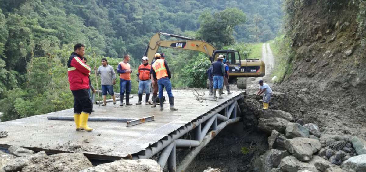 Las maquinarias municipales y de la Prefectura del Napo rehabilitaron un puente sepultado tras una avalancha, el mismo sirve como paso peatonal.
