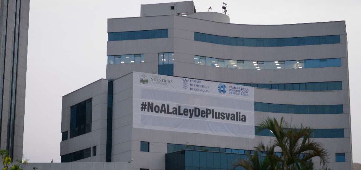 En el edificio Las C&aacute;maras en Guayaquil se despleg&oacute; una pancarta en rechazo a la normativa para evitar la especulaci&oacute;n sobre el valor de las tierras.