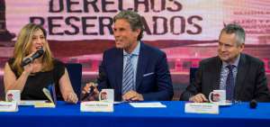 Martha Moncayo, gerente de los Medios P&uacute;blicos de Ecuador; Carlos Montero (c), periodista argentino, y Fernando Larenas, director de El Tel&eacute;grafo en la rueda de prensa del nuevo programa "Derechos Reservados" que se emitir&aacute; por Ecuador TV. 