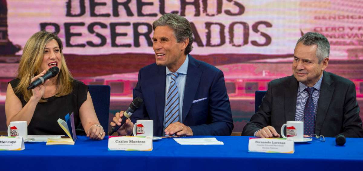 Martha Moncayo, gerente de los Medios P&uacute;blicos de Ecuador; Carlos Montero (c), periodista argentino, y Fernando Larenas, director de El Tel&eacute;grafo en la rueda de prensa del nuevo programa "Derechos Reservados" que se emitir&aacute; por Ecuador TV. 