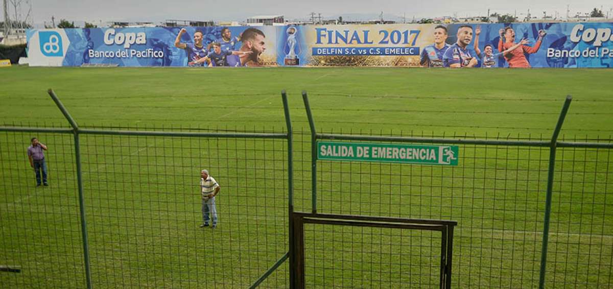 La bandeja que funcionaba como preferencia en el estadio Jocay fue derrumbada luego del sismo. En ese sector se ubicaron vallas como cerramiento.
