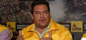 El alcalde de La Paz, Luis Revilla, inform&oacute; de la postulaci&oacute;n.