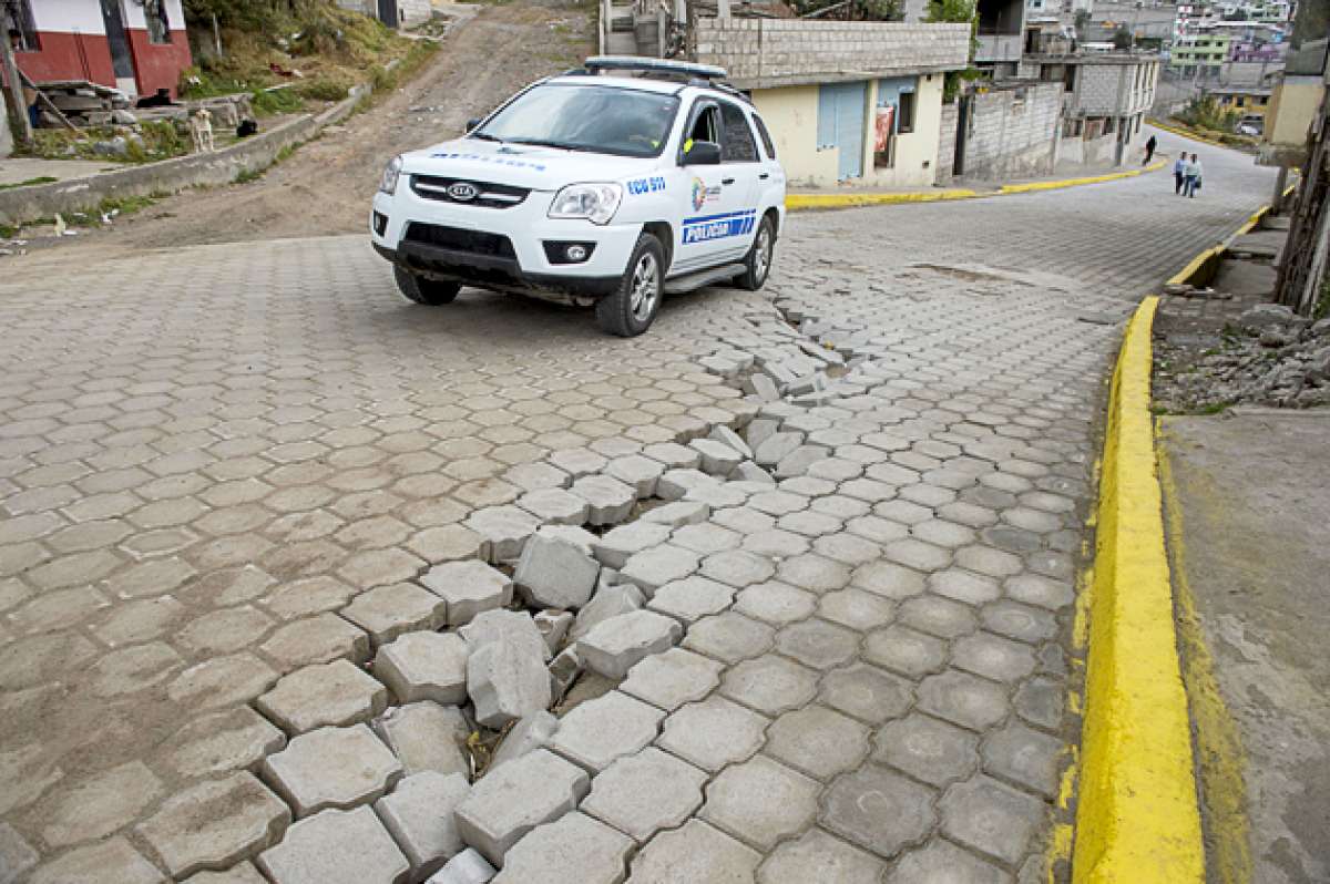 En el barrio San Mateo, al sur de Quito, la calle fue adoquinada hace un par de meses. A pesar de ello, la obra ya muestra signos de mal estado. Foto: Fernando Sandoval / El Tel&eacute;grafo