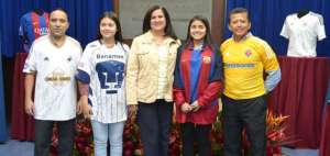 Los ganadores de la &lsquo;Subasta para el pueblo&rsquo; muestran sus camisetas autografiadas por figuras del f&uacute;tbol mundial. 