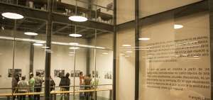 La exposici&oacute;n tiene lugar en los pisos dos y tres de la Biblioteca de las Artes, e incluye la primera foto de este diario.   