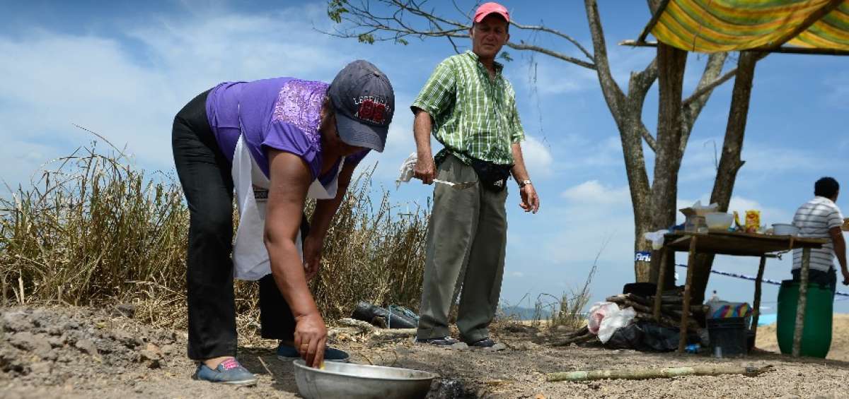 Do&ntilde;a Nila Castro escoge el suelo duro para hacer un hueco e instalar su horno. Pese a la posici&oacute;n para cocinar, no tiene dolores de espalda.