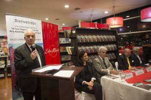 El texto consta de 112 p&aacute;ginas donde se detalla los procesos de estas negociaciones que lograron el incremento de la participaci&oacute;n estatal del 28, 2% al 40,8% en la producci&oacute;n del tambi&eacute;n llamado oro negro. Foto: Fernando Sandoval