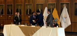 C&eacute;sar Litardo, presidente de la Asamblea, recibi&oacute; el proyecto de ley de manos del ministro de Telecomunicaciones, Andr&eacute;s Michelena.