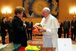 La mandataria brasile&ntilde;a, Dilma Rousseff, entreg&oacute; obsequios al Pont&iacute;fice. Foto: EFE