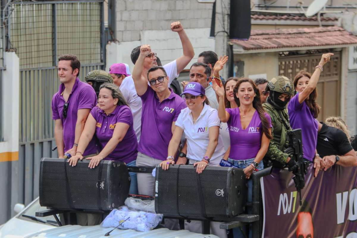 Daniel Noboa (centro) durante uno de sus recorridos de la caravana presidencial.
