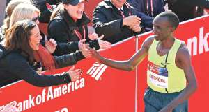Eliud Kipchoge (ganador), saluda con los asistentes a su llegada a la meta en la marat&oacute;n de Chicago. Foto: AFP