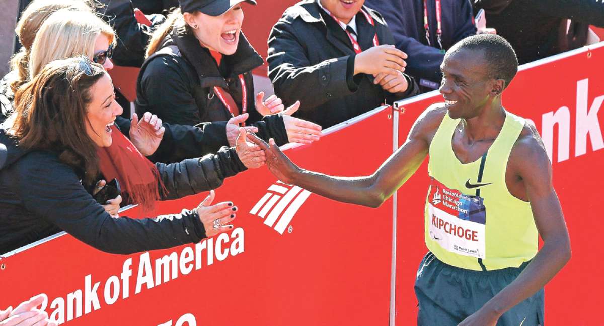 Eliud Kipchoge (ganador), saluda con los asistentes a su llegada a la meta en la marat&oacute;n de Chicago. Foto: AFP