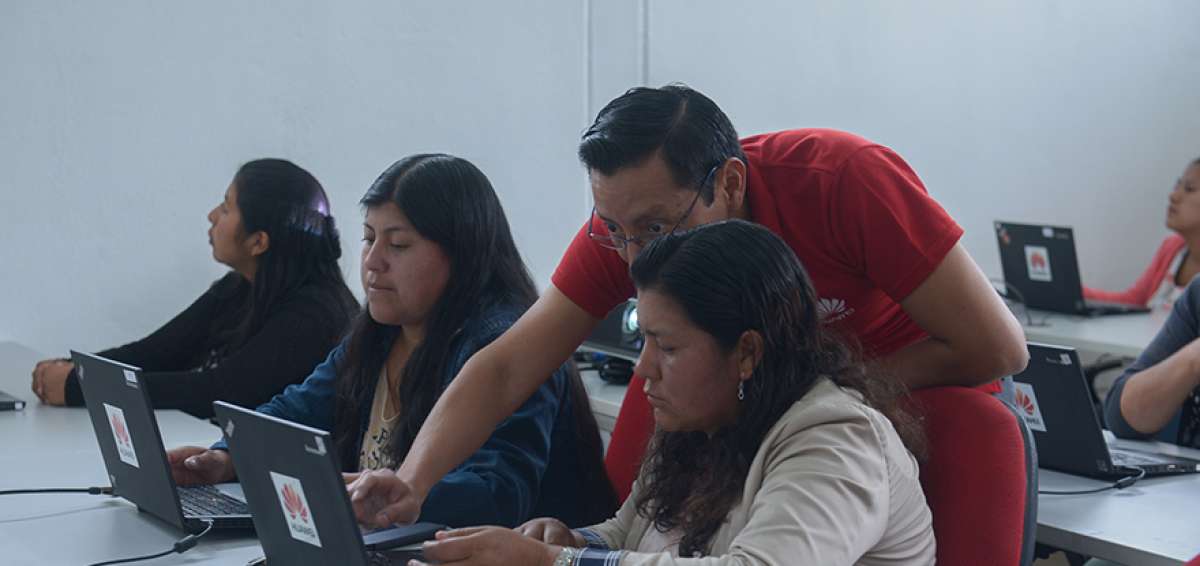 QUITO.- Mujeres emprendedoras, habitantes de la urbanizaci&oacute;n San Francisco de Huarcay, iniciaron ayer un curso gratuito sobre computaci&oacute;n.