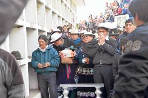 Los restos de la peque&ntilde;a Nohem&iacute; fueron sepultados ayer en el cementerio general ante unas 300 personas entre familiares y amigos. Foto: Jos&eacute; Luis Llivisaca.