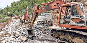 En la zona del deslave en la v&iacute;a Al&oacute;ag-Santo Domingo, la maquinaria trabaja desde el jueves. Foto: Cortesia de la SGR