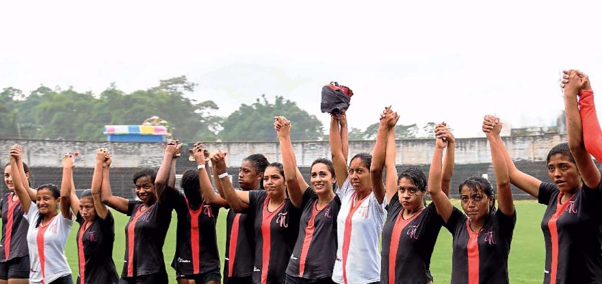  Las jugadoras del club &Ntilde;a&ntilde;as celebran el vicecampeonato de la serie B 2016,  en el estadio Ol&iacute;mpico Ts&aacute;chila de Santo Domingo.